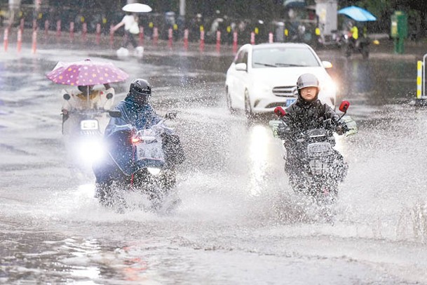 廣州低窪路段出現積水。（中新社圖片）