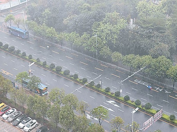 深圳經歷暴雨，車流明顯減少。