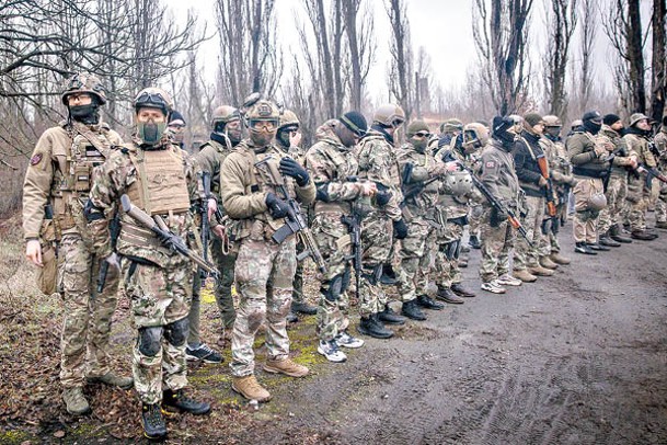 烏克蘭今年在戰場形勢不利，當地平民接受軍事訓練。（Getty Images圖片）