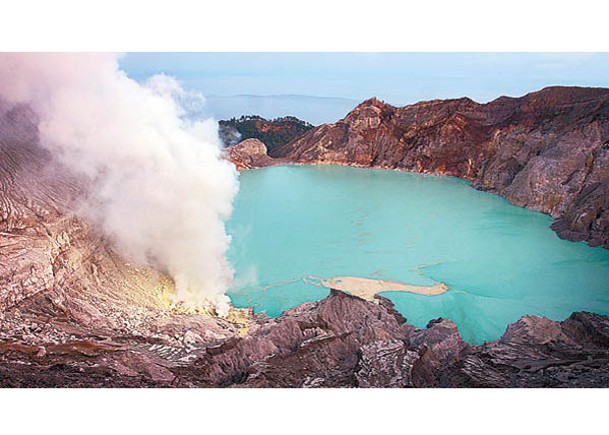 伊真火山吸引世界各地遊客慕名而來。