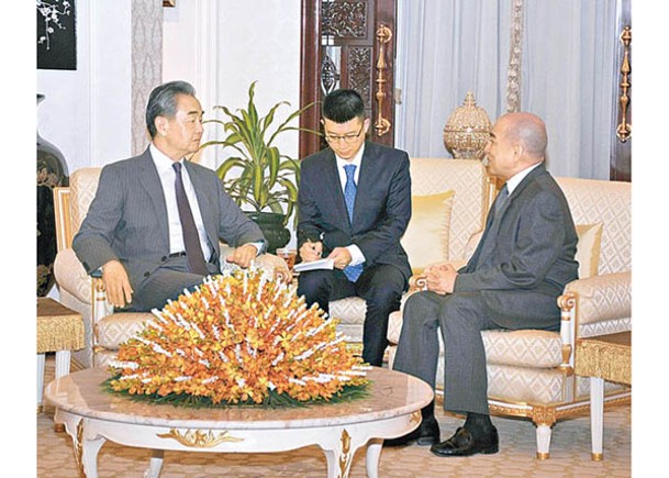 王毅會見柬埔寨國王及外長