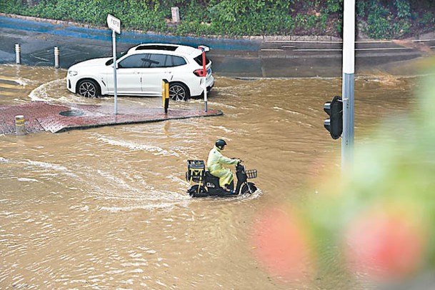 深圳部分道路積水，居民照樣外出。（中新社圖片）