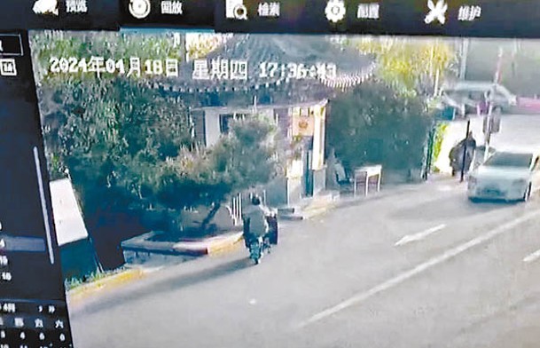 母女騎電動單車進入濟南黃河森林公園。