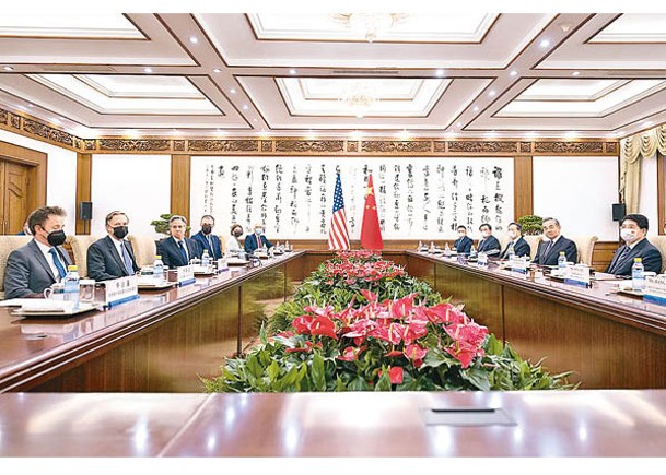 美國國務卿布林肯（左三）去年6月19日在北京釣魚台國賓館與中國外交部長王毅（右二）舉行會談。