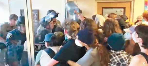 加州州立理工大學有學生與防暴警員對峙。