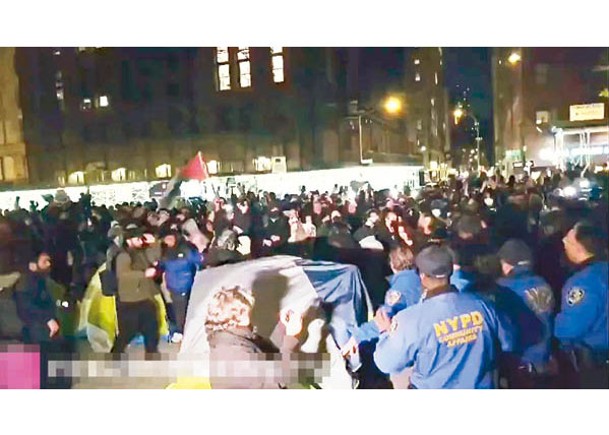 警員在紐約大學外拘捕示威者。