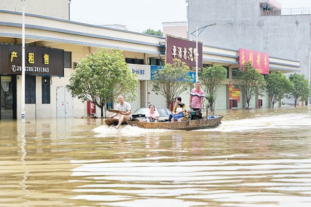 有民眾以艇代步。（中新社圖片）