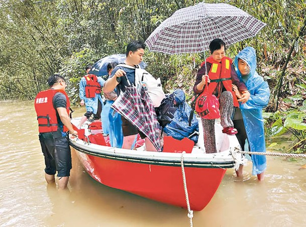 廣東清遠遭水淹成澤國。（中新社圖片）