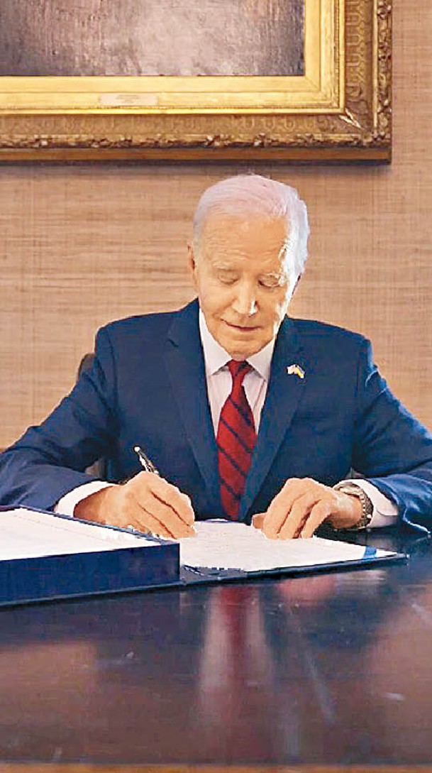 美國總統拜登簽署援助烏克蘭的法案。