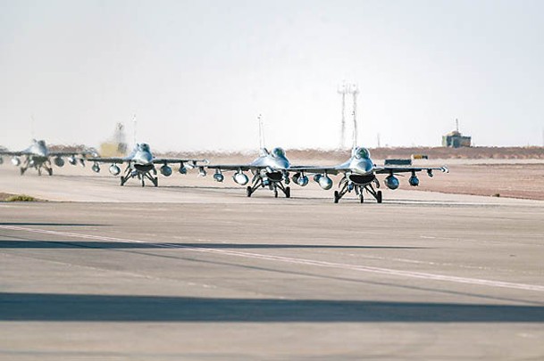 美國F16戰機從意大利飛抵中東地區。