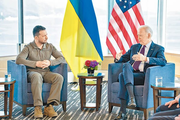 美國總統拜登（右）支持軍事援助烏克蘭；左為烏克蘭總統澤連斯基。
