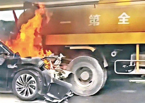 電動車（左）發生車禍後起火。