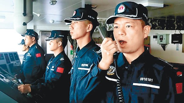 中國大陸海警人員廣播喊話。