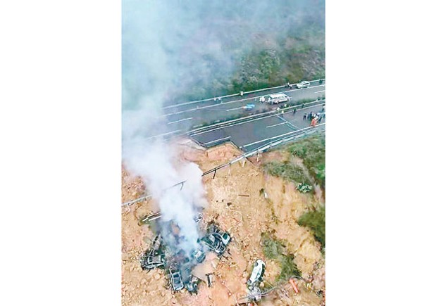 廣東暴雨  梅龍高速公路塌方  20車墮坑24人亡