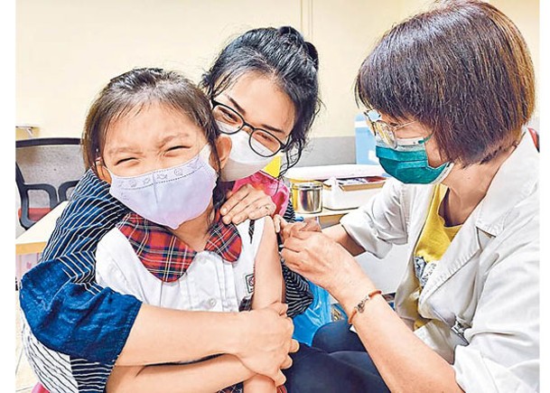 學童接種流感疫苗。（中時電子報圖片）