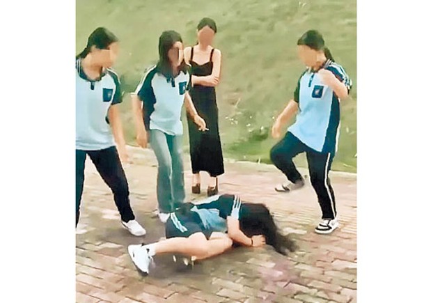 少女倒地後仍遭腳踢。