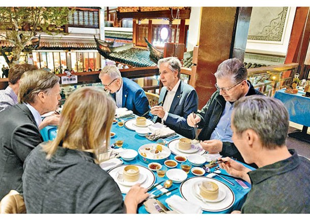 布林肯（右三）讚賞中餐。