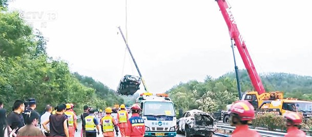 吊臂車移走被困車輛。