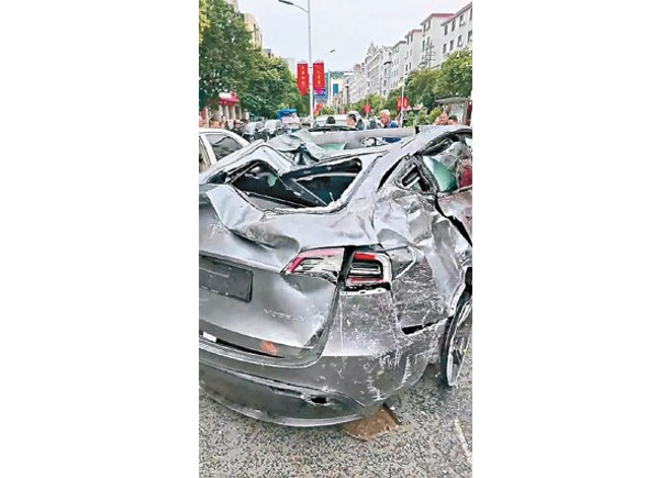 江西Tesla失控撞毀9車  傷4人