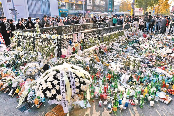 民眾獻花悼念人踩人的死難者。（Getty Images圖片）