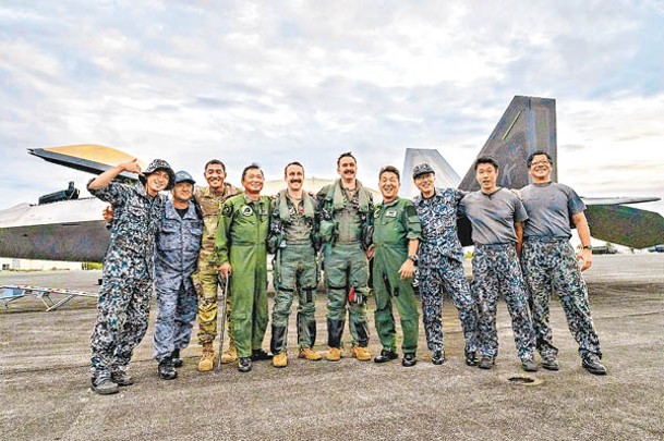 美國空軍與日本自衞隊人員在硫磺島合照留念。