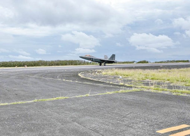 美國F22隱形戰機降落硫磺島。