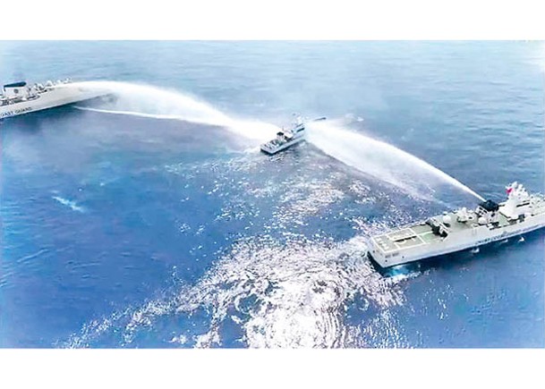 中國海警船在黃岩島海域向菲律賓船隻發射水炮。
