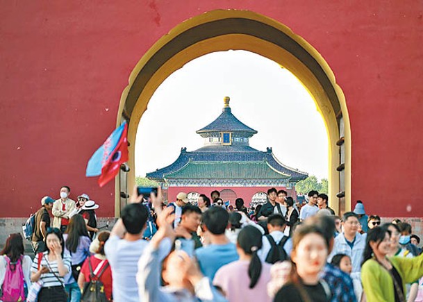 五一假期北京天壇公園遊人如鯽。（中新社圖片）