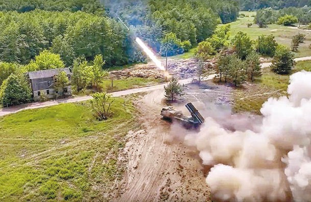 俄羅斯部隊向烏克蘭士兵據點發射多枚火箭。