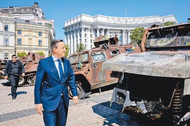 卡梅倫在基輔視察一輛被摧毀及俘獲的俄羅斯軍用汽車。
