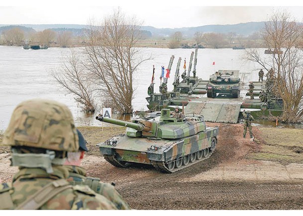 法國主戰坦克在波蘭參與北約多國聯合軍事演習。（Getty Images圖片）