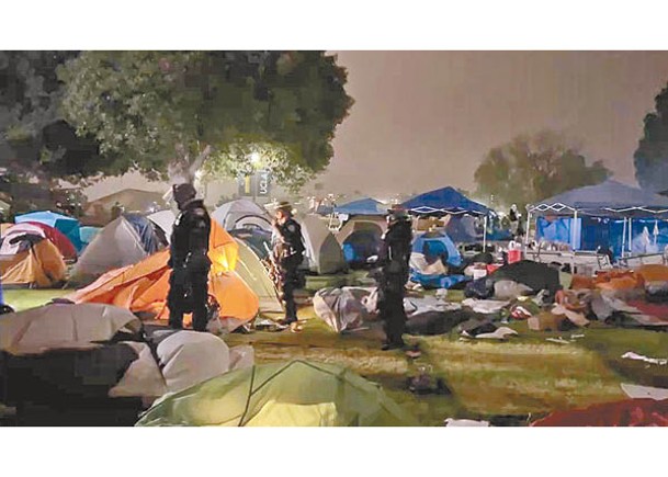 執法人員進入加州大學洛杉磯分校清理示威營地。