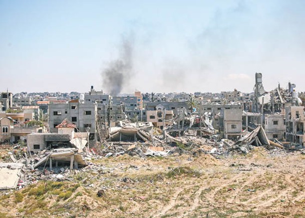 加薩地帶重建之路十分漫長；圖為汗尤尼斯遭以色列空襲。（Getty Images圖片）