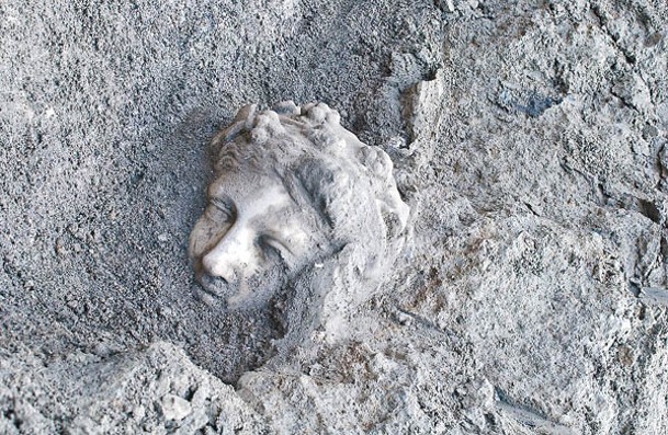 考古團隊在別墅發現狄俄尼索斯的雕像。