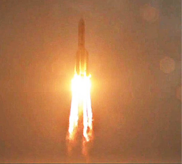 搭載嫦娥六號的長征五號遙八火箭點火發射升空。