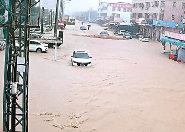 中山坦洲鎮一度嚴重水浸。