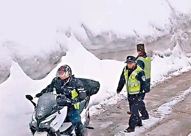 甘肅自駕遊熱點暴雪  困旅客