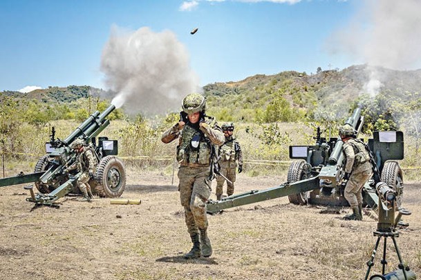 菲律賓士兵在演習期間發射火炮。（Getty Images圖片）