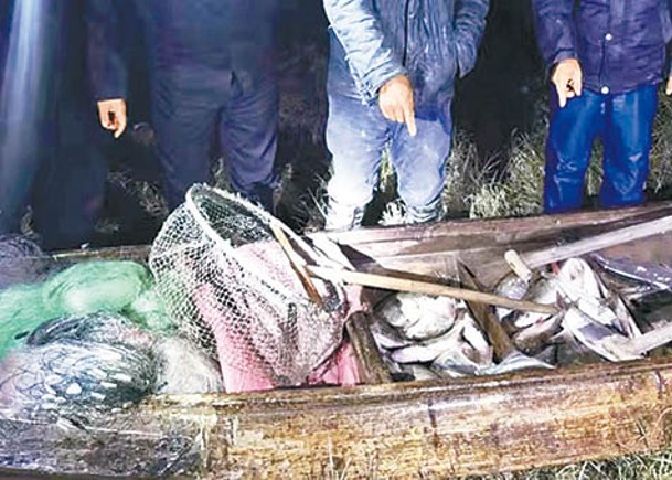 趁洩洪闖水庫捕魚  兩漢遭行拘