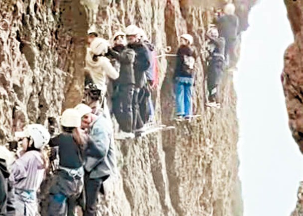 旅客無奈在崖上呆等。