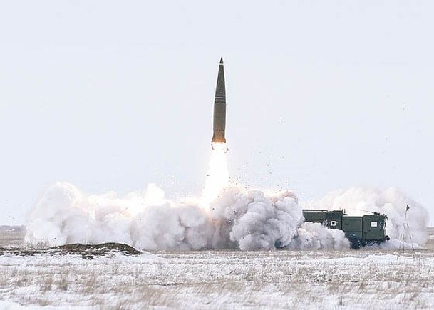 伊斯坎德爾M型短程地對地彈道導彈發射車配備核彈頭。