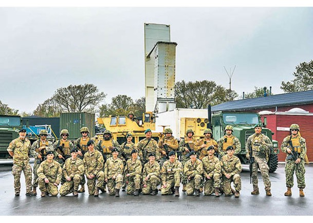 美國海軍在博恩霍爾姆島部署貨櫃式導彈發射車。