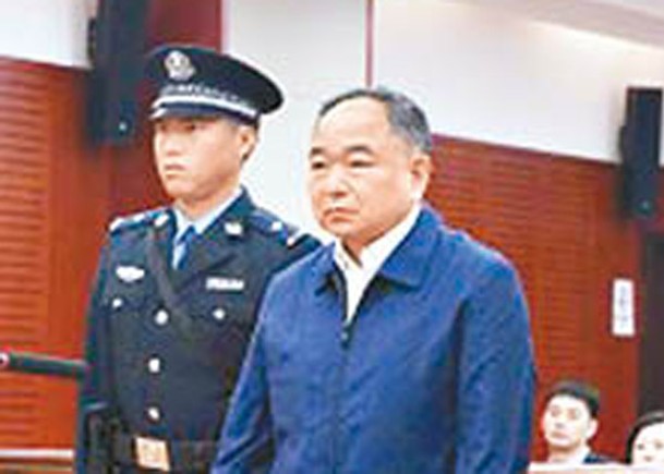 法院認為，李國華（右）受賄數額特別巨大，濫用職權情節特別嚴重。