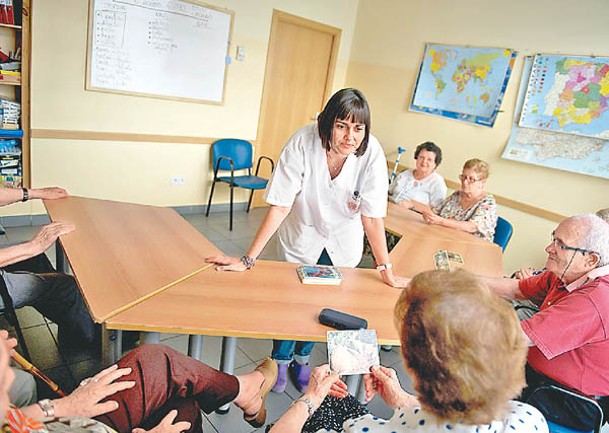 西班牙有長者參加大腦訓練活動，緩和阿茲海默症的症狀。（Getty Images圖片）