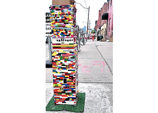 街頭藝術齊參與  繞木柱砌成樂高塔
