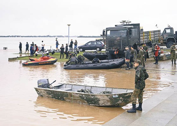 軍方派員展開搜救行動。（Getty Images圖片）