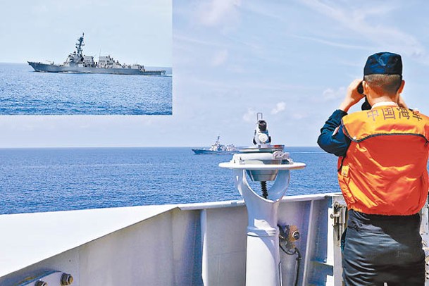 解放軍海軍人員監視海爾賽號。