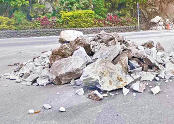 公路上有大堆落石。