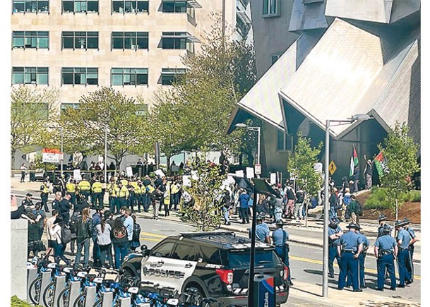 大批警員到場應對示威者。