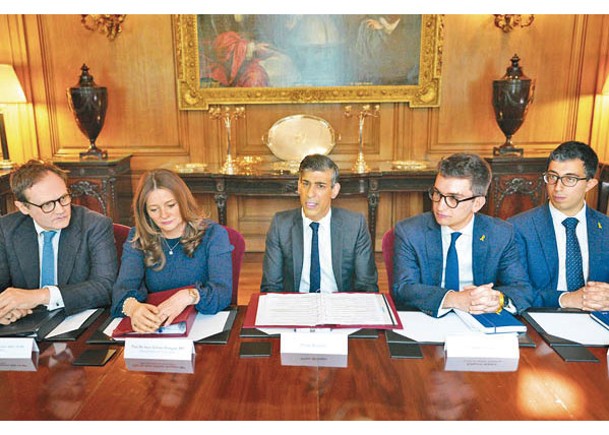 辛偉誠（中）在首相府主持圓桌會議。（Getty Images圖片）